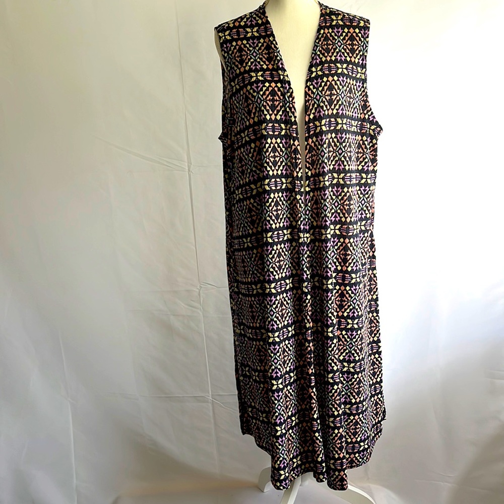 Lularoe “Randy” 3 panel cardigan, subtle but perky geometric, Size XL.